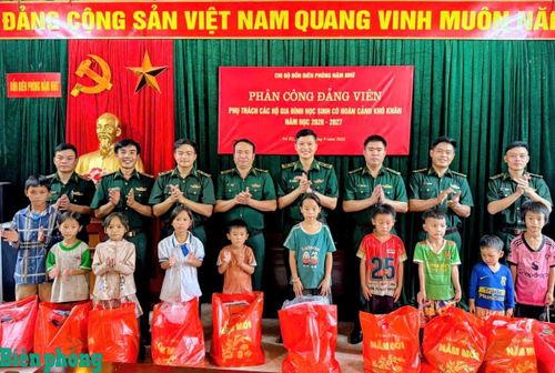 Các đảng viên Đồn Biên phòng Nậm Nhừ, Bộ đội Biên phòng tỉnh Điện Biên tổ chức gặp gỡ, trao quà, động viên các cháu học sinh là con hộ nghèo, có hoàn cảnh khó khăn đang được giúp đỡ theo mô hình "Bố, mẹ đỡ đầu". Ảnh: Xuân Điềm