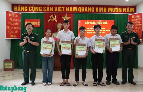 Cán bộ Đồn Biên phòng Phú Lộc, Bộ đội Biên phòng thành phố Đà Nẵng gặp mặt, trao quà cho các em học sinh được đơn vị nhận hỗ trợ theo Chương trình “Nâng bước em tới trường-Con nuôi đồn Biên phòng”. Ảnh: Nguyễn Bá