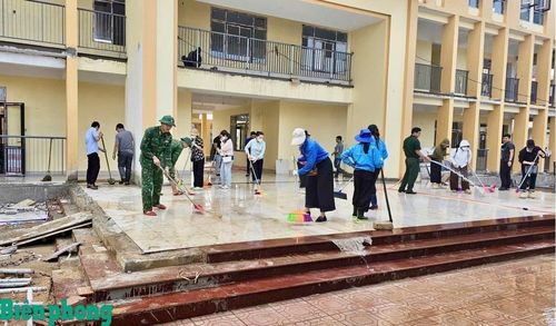Đồn Biên phòng Hướng Phùng hỗ trợ nhà trường tổng dọn vệ sinh, thu gom vật liệu xây dựng, chỉnh trang khuôn viên. Ảnh: Đơn vị cung cấp