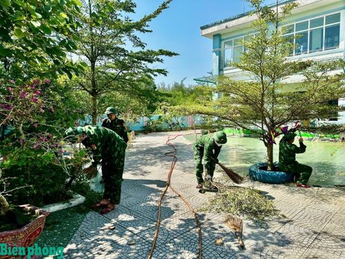Đồn Biên phòng Ngư Thủy phối hợp với Trường Mầm non Ngư Thủy tổng dọn vệ sinh, chỉnh trang khuôn viên nhà trường và chuẩn bị cho Lễ khai giảng năm học mới. Ảnh: Đình Tiến