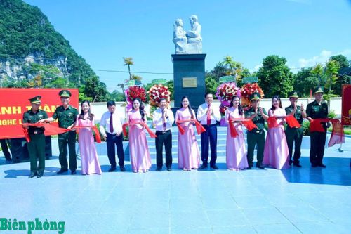Các đại biểu cắt băng khánh thành Tượng đài “Nghe lời non nước” tại khuôn viên Tiểu đoàn Huấn luyện - Cơ động, Bộ đội Biên phòng tỉnh Nghệ An. Ảnh: Lê Thạch