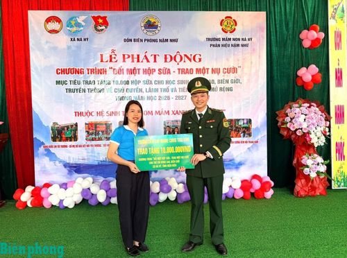 Đại diện Trường Liên cấp Marie Curie Thái Bình trao 10 triệu đồng ủng hộ chương trình. Ảnh: Xuân Điềm