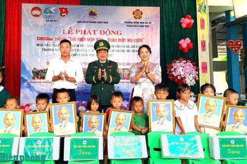 Lãnh đạo Bộ đội Biên phòng tỉnh Điện Biên trao quà tặng học sinh trên địa bàn. Ảnh: Xuân Điềm