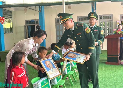 Đại diện Đồn Biên phòng Nậm Nhừ trao quà tặng học sinh trên địa bàn. Ảnh: Xuân Điềm