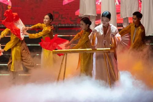Hoạt động biểu diễn không chỉ có nghệ sĩ chính mà còn liên quan đến chi phí dành cho vũ đoàn, nhạc công, kỹ thuật và các thành viên khác trong ê-kíp. Ảnh: Phạm Thắng