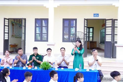 Cô Lộc Thị Đệ - Hiệu trưởng trường Tiểu học Bình Thành. Ảnh Nguyễn Mạnh.
