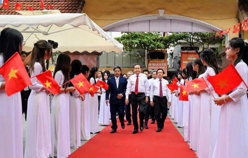 Chủ tịch Quốc hội Trần Thanh Mẫn dự lễ khai giảng tại Trường THPT Lê Quý Đôn, phường Trần Hưng Đạo, tỉnh Hưng Yên. Ảnh: CP
