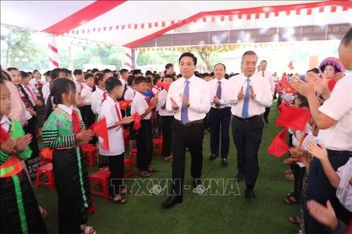 Phó Chủ tịch Quốc hội Nguyễn Doãn Anh và Bí thư Tỉnh ủy Thanh Hóa Lê Đức Thái dự Lễ khai giảng tại Trường Phổ thông nội trú Tiểu học và Trung học cơ sở Sơn Thủy. Ảnh Nguyễn Nam/TTXVN