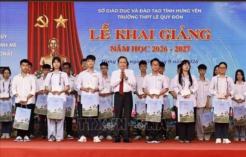 Chủ tịch Quốc hội Trần Thanh Mẫn tặng quà cho học sinh có thành tích xuất sắc của Trường THPT Lê Quý Đôn (Hưng Yên). Ảnh: Doãn Tấn/TTXVN.