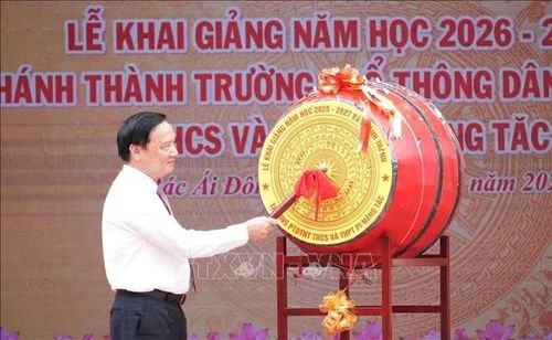 Phó Chủ tịch Quốc hội Nguyễn Khắc Định thực hiện nghi thức đánh trống khai trường. Ảnh: Phan Sáu/TTXVN