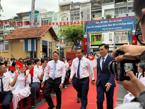 Chủ tịch UBND TP.HCM Nguyễn Văn Được cùng lãnh đạo Sở giáo dục, lãnh đạo trường THPT Trần Khai Nguyên.