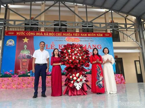 Lãnh đạo xã Quang Thiện có lẵng hoa chúc mừng Trường Tiểu học Nguyễn Công Trứ.