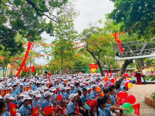Các em học sinh lớp 1 lần đầu đến trường còn nhiều bỡ ngỡ nhưng không giấu được sự háo hức khi bước vào môi trường học tập mới.