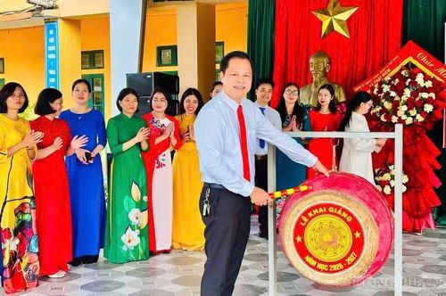 Ông Lê Văn Hà, Hiệu trưởng Trường THCS Phát Diệm B đánh trống khai giảng năm học mới.