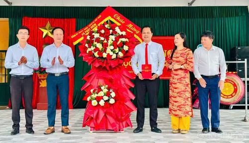 Lãnh đạo UBND xã Phát Diệm tặng hoa chúc mừng khai giảng trường