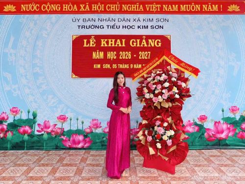 Cô Trần Thùy Nhi, giáo viên Trường Tiểu học Kim Sơn rạng rỡ trong ngày khai giảng.
