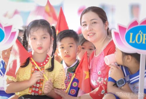 Nụ cười rạng rỡ của các em học sinh Trường phổ thông nội trú Tiểu học và THCS xã Anh Sơn trong ngày khai giảng. Ảnh: Kim Long