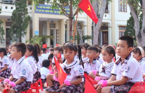 Gương mặt bỡ ngỡ của những học sinh bước vào lớp 1. Ảnh: Kim Long