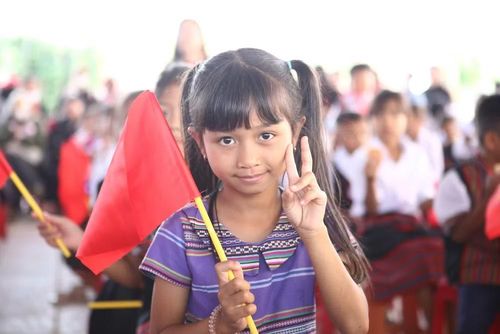 Học sinh vùng cao vui mừng khi được học ngôi trường mới. (ảnh Quang Thạnh)