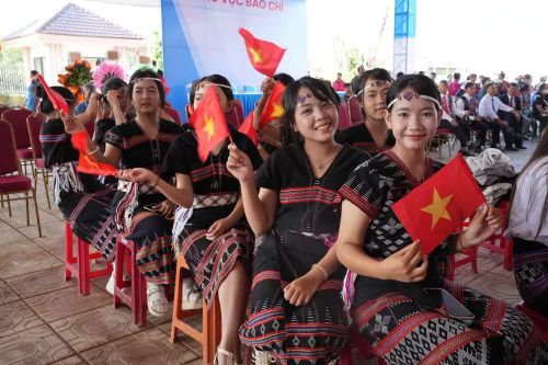Học sinh vui mừng ngày khai giảng. (ảnh Quang Thạnh)