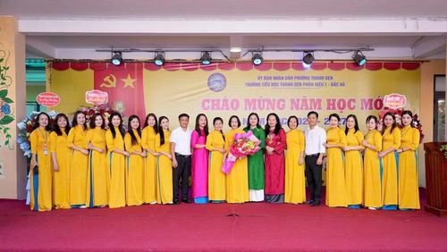 Lãnh đạo phường Thành Sen tặng hoc chúc mừng Trường Tiểu học Thành Sen phân hiệu 1 – Bắc Hà nhân dịp năm học mới. Ảnh TP