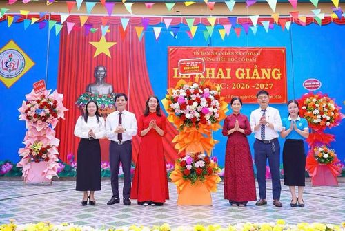  Lãnh đạo xã Cổ Đạm tặng hoa chúc mừng Trường Tiểu học Cổ Đạm nhân dịp năm học mới. Ảnh: TH 