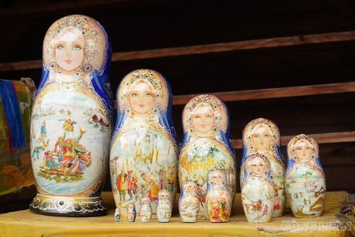 Với lịch sử hơn một thế kỷ, Matryoshka đã trở thành một trong những biểu tượng quà lưu niệm gắn với nước Nga. Tại Vernissage, những bộ búp bê được làm theo nhiều phong cách, từ sản phẩm sản xuất đại trà đến các mẫu vẽ tay bởi nghệ nhân, có giá dao động từ hàng trăm đến hàng chục nghìn ruble
