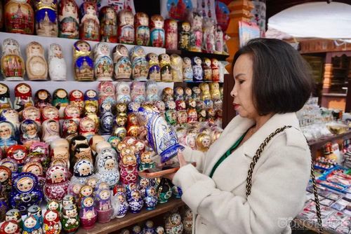 Những búp bê gỗ Matryoshka được chạm khắc, sơn và trang trí thủ công, trở thành món quà lưu niệm được nhiều du khách lựa chọn khi đến Nga