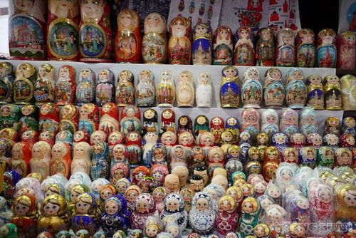 Búp bê Matryoshka là một trong những sản phẩm đặc trưng xuất hiện dày đặc tại Vernissage, với nhiều kiểu dáng, kích thước và cách trang trí khác nhau