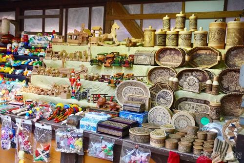 Từ những món đồ thủ công truyền thống, tranh và đồ cổ đến Matryoshka, sản phẩm từ gỗ, da, lông thú và nhiều loại quà lưu niệm, Vernissage mang đến một không gian mua sắm đa dạng cho du khách khám phá văn hóa Nga