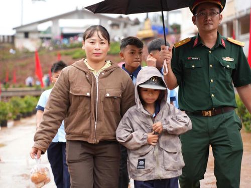 Học sinh vùng biên tỉnh Lâm Đồng được phụ huynh đưa đến trường nội trú dự lễ khai giảng năm học mới. (Ảnh: T.Thành)