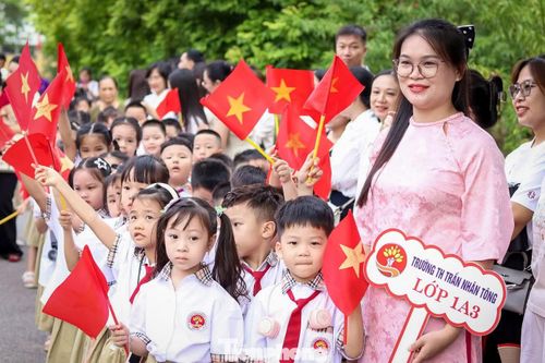  Tại Trường Tiểu học Trần Nhân Tông (phường Đông A, tỉnh Ninh Bình), ngày khai giảng cũng diễn ra trong không khí rộn ràng. 