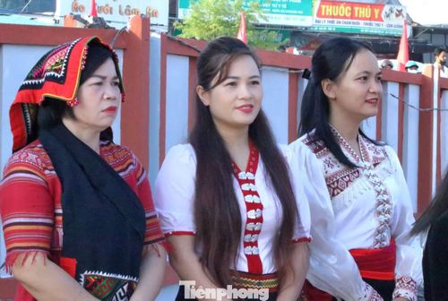 Từ sáng sớm, hơn 1.000 học sinh, giáo viên, người dân đã hội tụ về trường để dự lễ khai giảng, khánh thành ngôi trường mới.