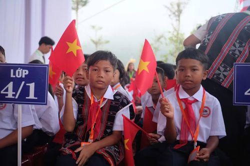 Lãnh đạo xã Tây Giang cho hay địa phương cũng đã vận động hơn 1.000 học sinh ra lớp. Ngôi trường mới giúp các em học sinh có thêm động lực học tập, bà con nhân dân phấn khởi, yên tâm lao động sản xuất.