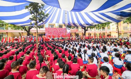  Lễ khai giảng tại Trường Tiểu học Trần Quốc Toản diễn ra trong không khí trang trọng, tươi vui. 