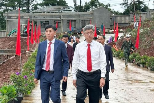  Ông Nguyễn Minh - Phó Chủ tịch UBND tỉnh Lâm Đồng (áo trắng) dự lễ khai giảng tại Trường Phổ thông nội trú Tiểu học và THCS Quảng Trực. 