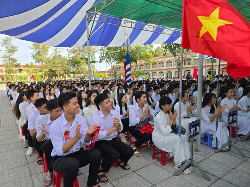  Trường THCS&THPT Ngã Sáu được thành lập trên cơ sở sáp nhập Trường THCS Nguyễn Văn Quy và THPT Ngã Sáu. Sau sắp xếp, nhà trường có 59 lớp với 2.575 học sinh. Năm học 2026-2027, nhà trường chào đón 781 học sinh đầu cấp, trong đó có 406 học sinh khối 6 và 375 học sinh khối 10. 