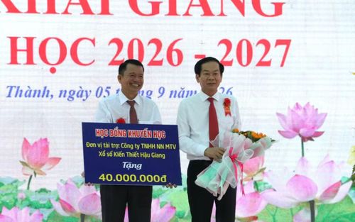  Dịp này, lãnh đạo TP Cần Thơ cũng trao nhiều suất học bổng cho Trường THCS & THPT Ngã Sáu. Trong ảnh: Ông Đỗ Thanh Bình - Bí thư Thành ủy Cần Thơ trao học bổng cho nhà trường. 