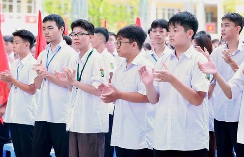 Chủ tịch UBND tỉnh Thái Nguyên Vương Quốc Tuấn dự lễ khai giảng tại Trường THPT Lương Ngọc Quyến