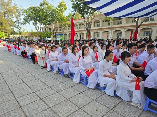Hơn 1.400 học sinh Trường THCS&THPT Ngã Sáu tham dự lễ khai giảng.