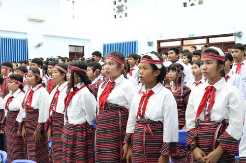 Lãnh đạo TPHCM và các em học sinh Trường Phổ thông dân tộc nội trú Bà Rịa - Vũng Tàu hát quốc ca tại lễ khai giảng.