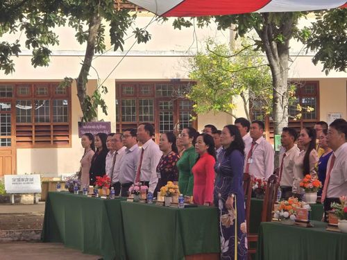  Có mặt từ rất sớm để kiểm tra trước giờ khai giảng trực tuyến, bà La Thị Thúy - Giám đốc Sở GD&ĐT Vĩnh Long cho biết, năm học 2026-2027, toàn tỉnh có hơn 677.700 học sinh, tăng 3.162 em so với năm học trước. 