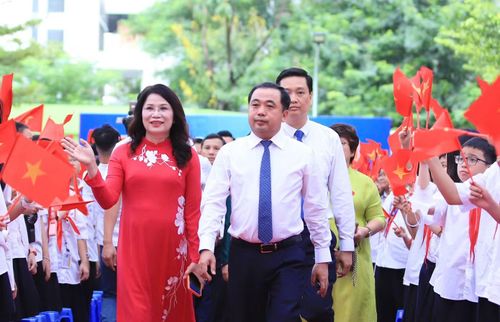  Bí thư Thành uỷ Hà Nội Trần Đức Thắng dự lễ khai giảng năm học mới tại Trường THCS Trần Duy Hưng (Hà Nội) 
