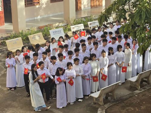  Theo bà Đồng Thị Thuận - Hiệu trưởng Trường THCS và THPT Lương Thế Vinh, năm nay nay nhà trường có một lễ khai giảng đặc biệt khi sáp nhập thành trường hai cấp, quy mô đến 55 lớp với với tổng số 2.553 học sinh. “Công tác chuẩn bị cho lễ khai giảng đã được trường hoàn tất từ hôm qua, nhưng sáng nay để yên tâm, chúng tôi vẫn rà soát lại một lần nữa” - bà Thuận cho hay. 