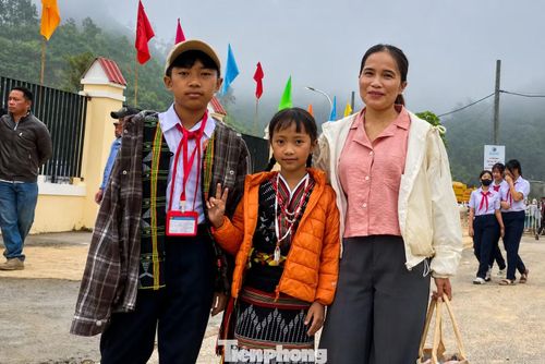 Nhiều phụ huynh không giấu được niềm vui khi con có nơi học tập, ăn ở sạch đẹp "như mơ". Phụ huynh giờ đã hết nỗi lo con thiệt thòi vì điều kiện học tập thiếu thốn.