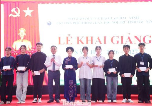 Thường trực Ban Bí thư Trần Cẩm Tú trao quà tặng các em học sinh trường Phổ thông Dân tộc nội trú tỉnh Bắc Ninh.
