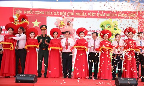 Các đại biểu thực hiện nghi thức cắt băng khánh thành. Ảnh: Nhật Huy. 