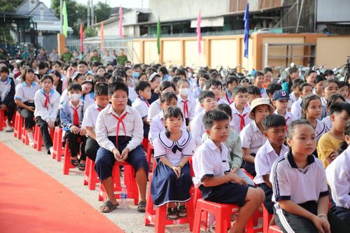  Học sinh vùng biên An Giang háo hức trong ngày khai giảng năm học mới. 