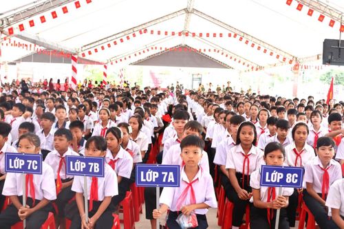  Năm học mới của các em học sinh vùng biên giới Buôn Đôn. 