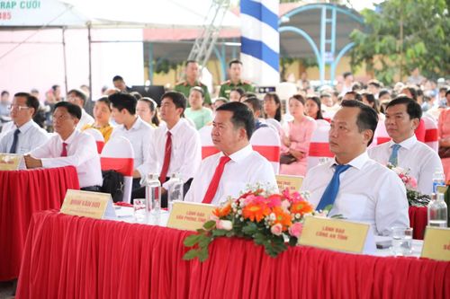  Ông Đinh Văn Nơi - Phó Bí thư Tỉnh uỷ, Bí thư Đảng uỷ Đặc khu Phú Quốc dự khai giảng tại Trường Phổ thông nội trú TH&THCS Vĩnh Gia. 